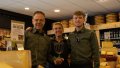 Richard, Olga en hun zoon Jelle van Klink in de kaaswinkel. (Syb van Ruiten)
