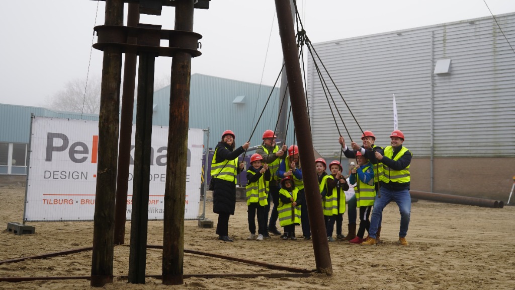 Leerlingen en wethouder slaan eerste paal van beweeg- en kindcentrum van Kineo de grond in