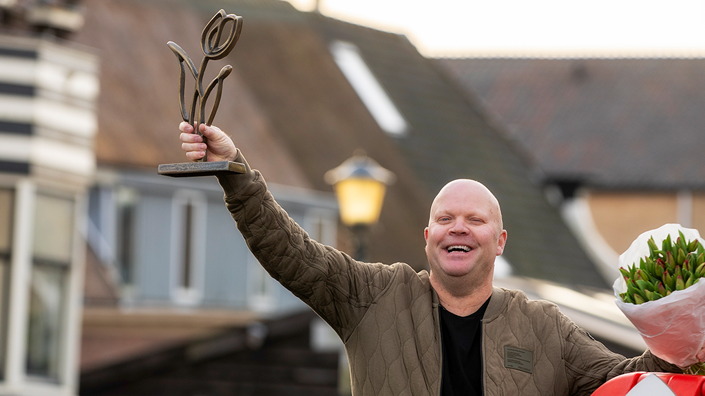 Bob Hoogenboom ontvangt eerste vrijwilligersbokaal Tulpenroute