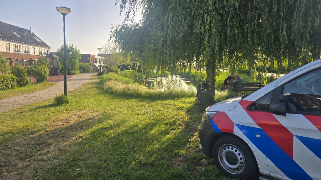 Vrouw verliest haar evenwicht en raakt te water, voorbijganger schiet te hulp