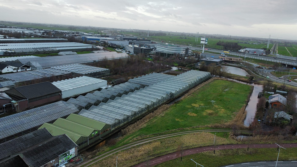 Kassen aan Floraweg in Roelofarendsveen maken mogelijk plaats voor 53 woningen