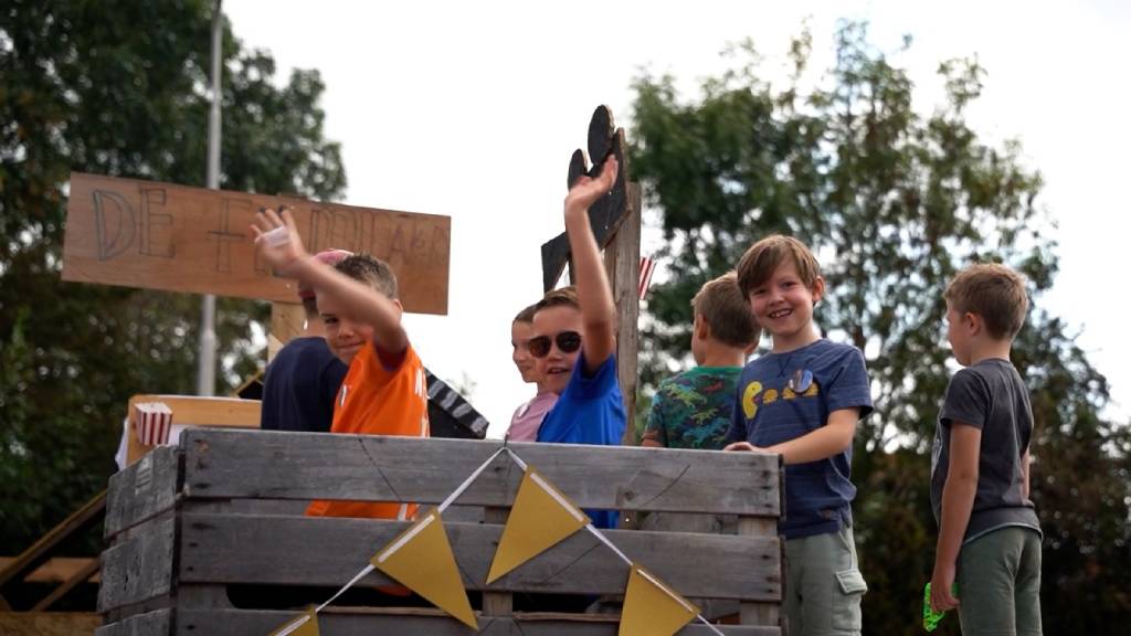 Kinderen maken eigen ‘Huttywood villa’s’ bij Huttenbouw in Rijpwetering