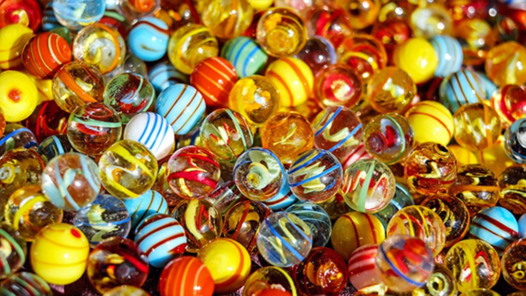 Kampioenschap knikkeren voor volwassenen: ‘Bonkjes mogen niet tegen kattenoogjes’