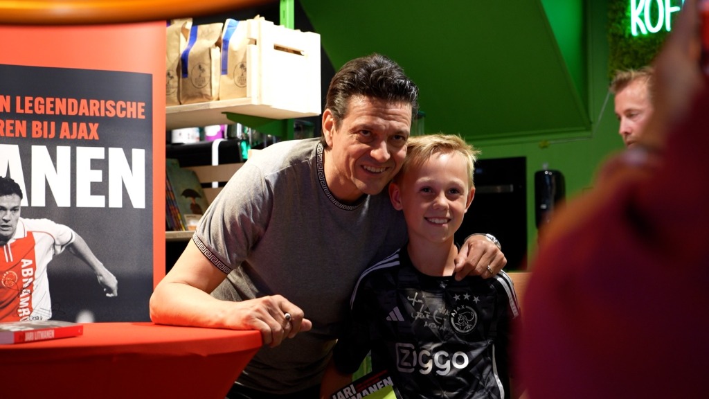 Jari Litmanen nog altijd razend populair bij signeersessie: ‘Heel gaaf om dit allemaal in je winkelt