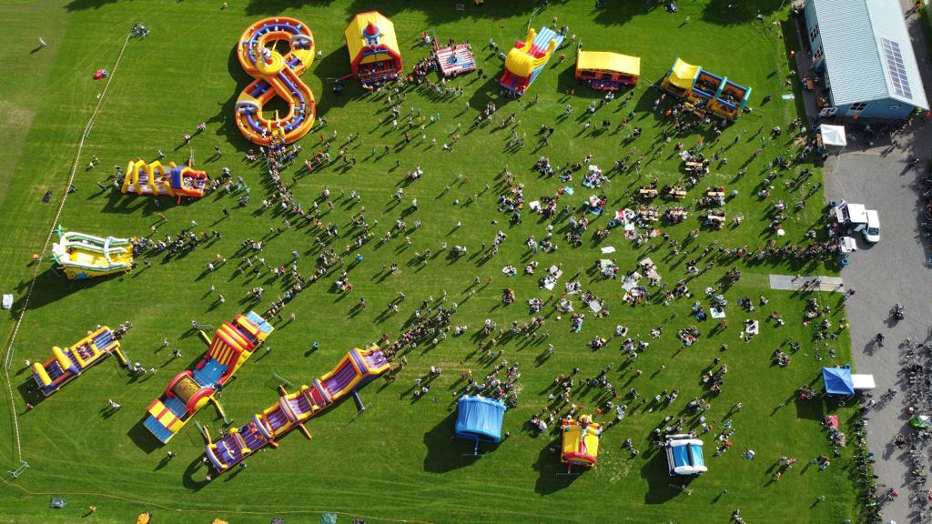 Opbouw begonnen van reuzenrad voor de kermis en razen over de stormbanen tijdens het EFM Luchtkussen