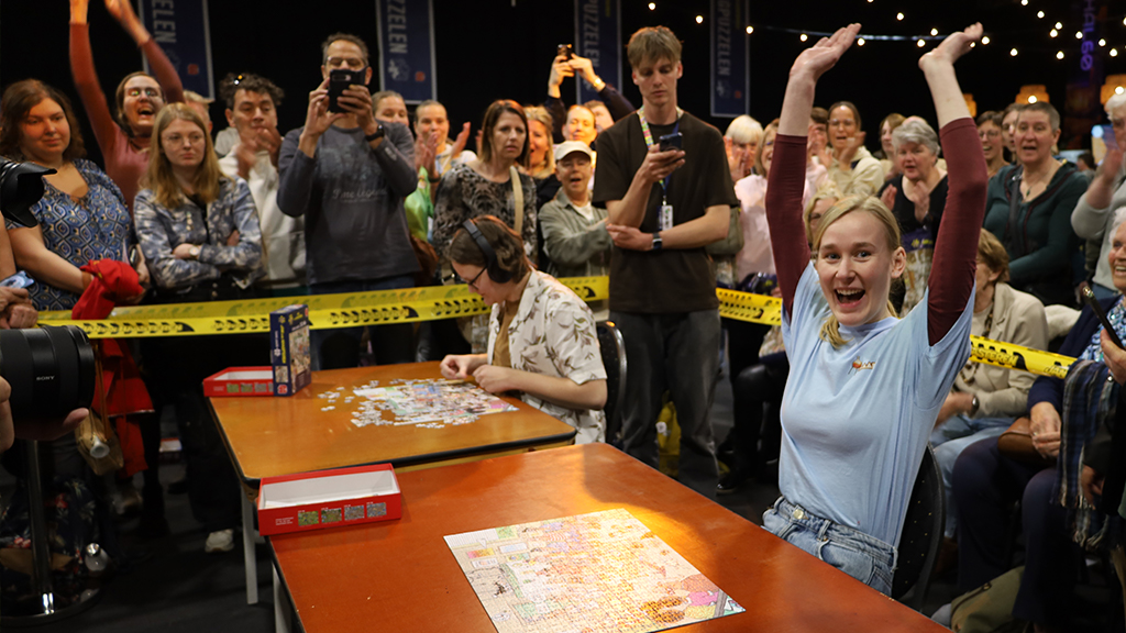 Strijdende puzzelaars bij NK Legpuzzelen in Roelofarendsveen: ‘Heb nog nooit zo snel een puzzel gema