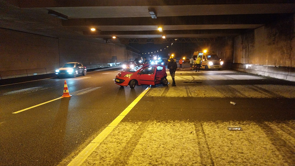 Gladheid zorgt maandagavond voor ongeluk in tunnel bij Hoogmade op de A4