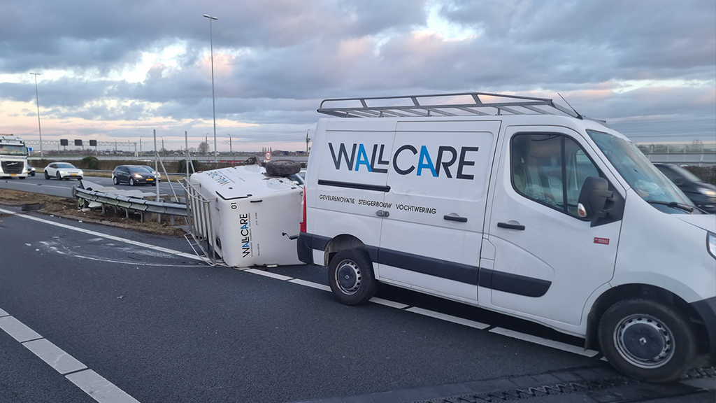 Afrit op de A4 bij Hoogmade vanuit Amsterdam dicht door ongeluk