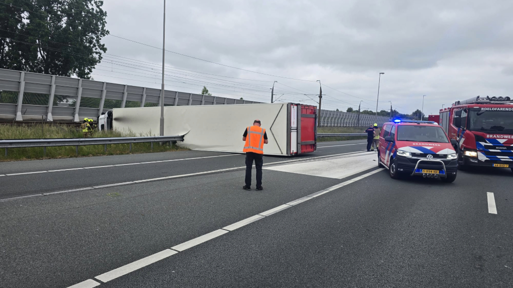 Vrachtwagen kantelt op A4: 500 liter diesel gelekt en geen treinen op HSL