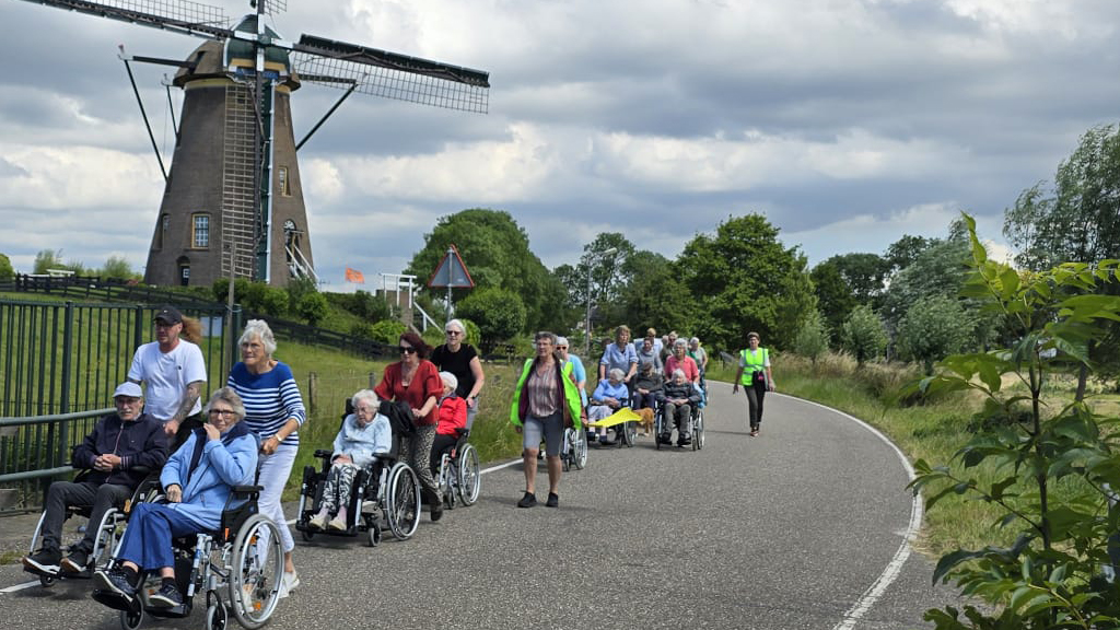 Ouderen worden in het zonnetje gezet bij rolstoeldriedaagse in Roelofarendsveen: ‘Verschrikkelijk mo