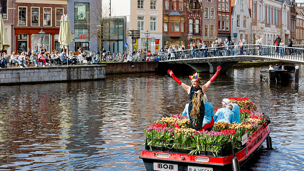 Veenmeermin trakteert Leidenaren op 800 bossen tulpen om aandacht te vragen voor routes