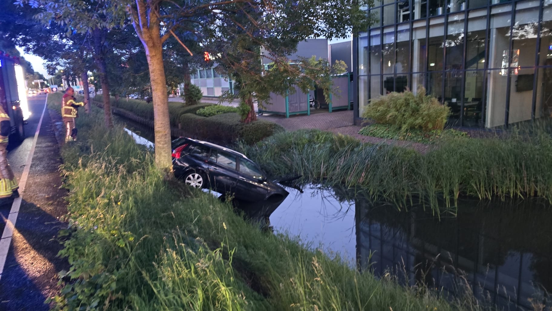 Auto te water langs Alkemadelaan in Roelofarendsveen