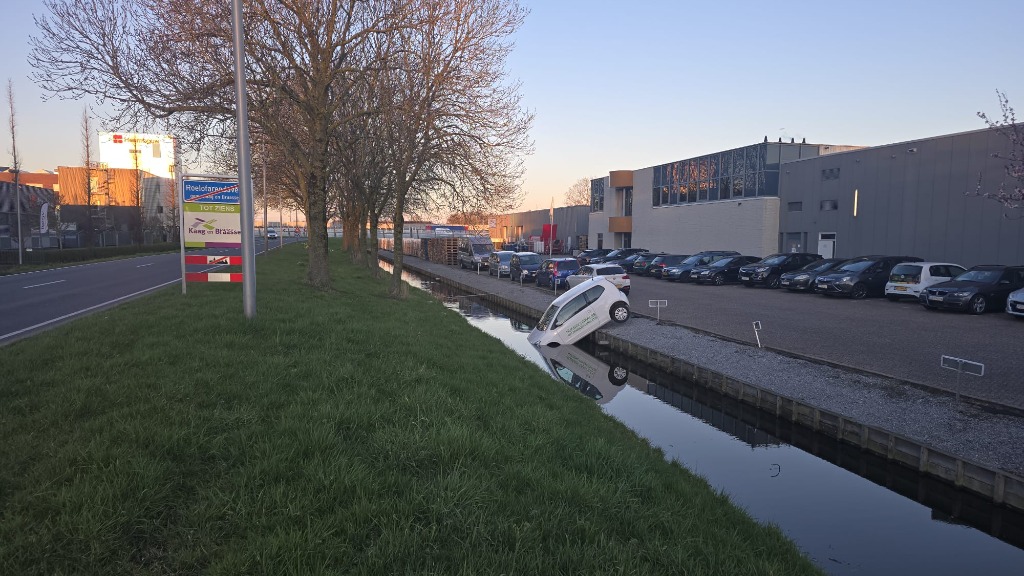 Auto te water nadat bestuurder de handrem vergeet