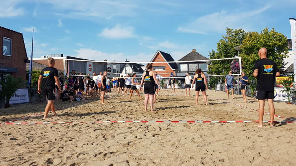 Dorpsplein Leimuiden verandert 1 september weer in zandbak voor Beachvolleybaltoernooi