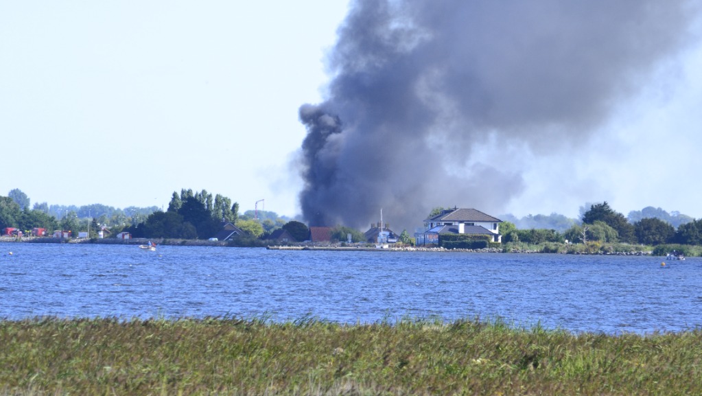 Grote brand legt loods Herenweg Leimuiden in de as - Studio Kaag en Braassem