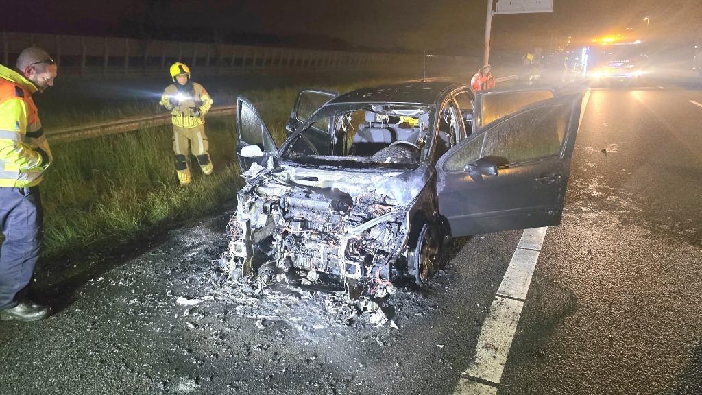 Auto brandt volledig uit op de A4