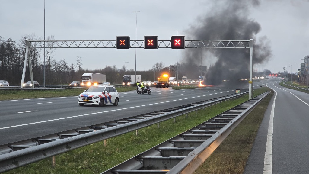 A4 richting Den Haag dicht door autobrand, file bedraagt meer dan een uur