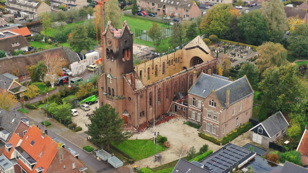 Pastorie naast afgebrande kerk in Hoogmade toch nog niet in gebruik