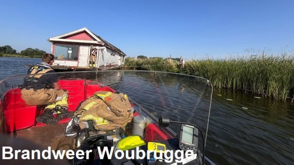 Woonboot raakt los, brandweer in actie