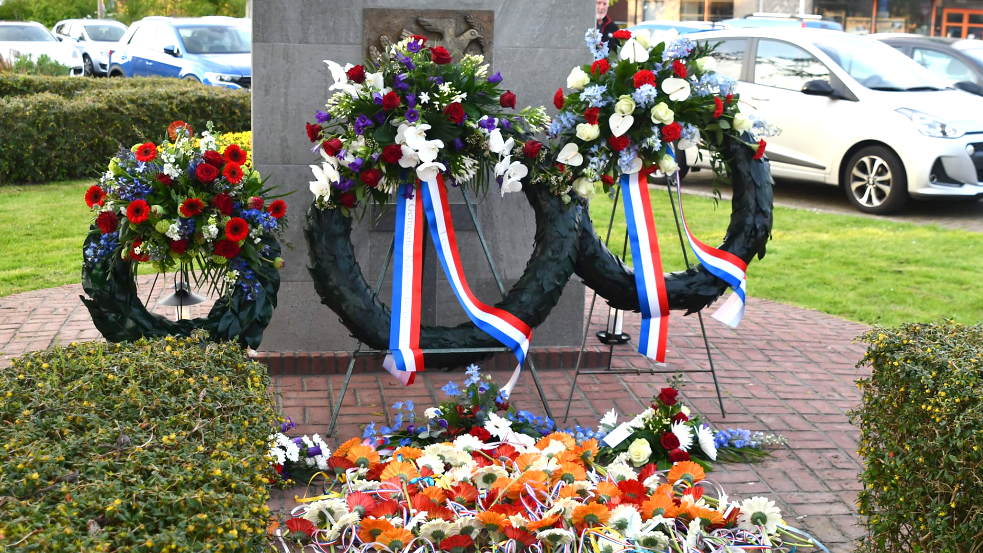 Dit is het programma voor 4 en 5 mei bij het gemeentehuis in Roelofarendsveen