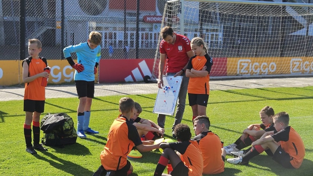 Jeugdteam van E.M.M.‘21 op bezoek bij Ajax