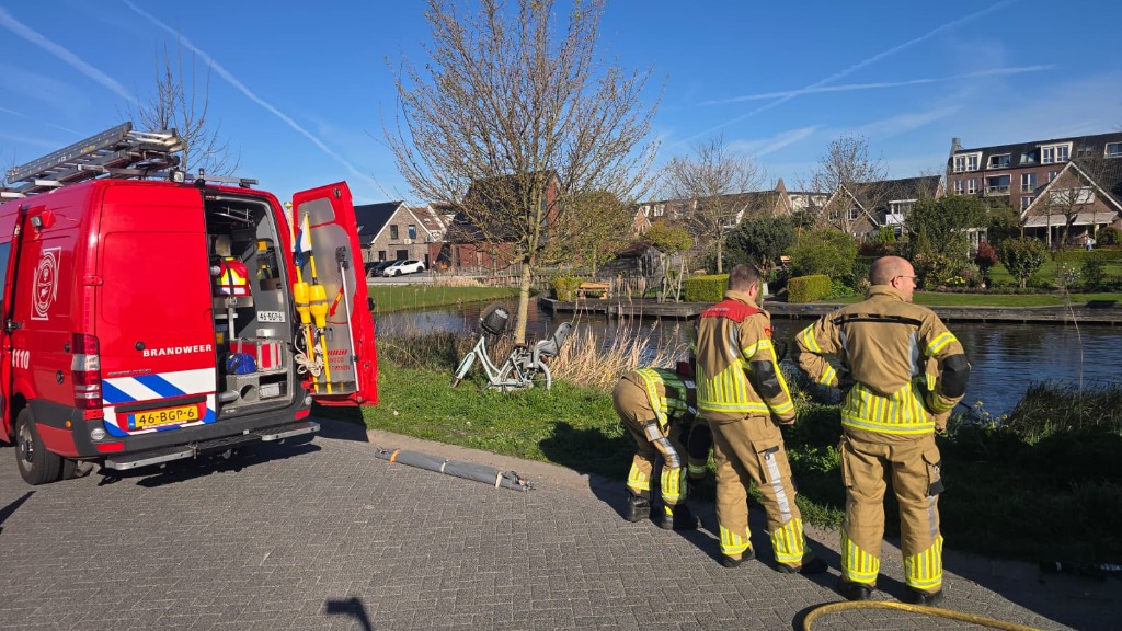 Brandweer rukt uit voor melding persoon te water, alleen een fiets gevonden