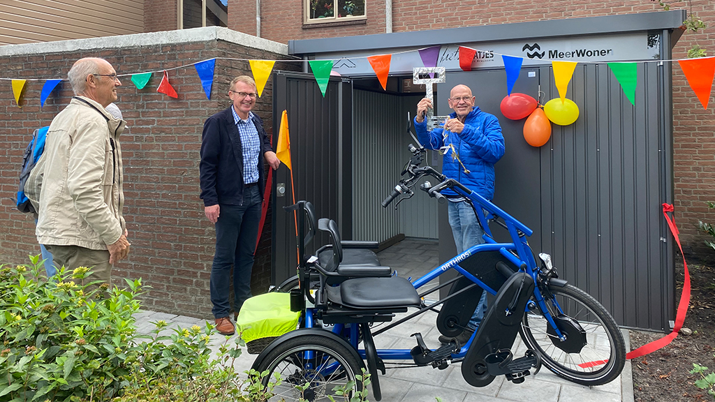 Nieuwe stalling voor duofiets van Fietsmaatjes in Roelofarendsveen - Studio Kaag en Braassem