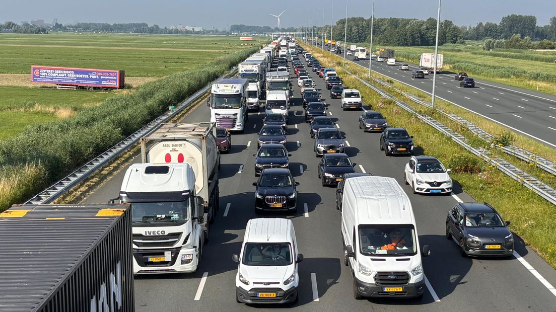 File van 30 kilometer op A4, uur extra reistijd
