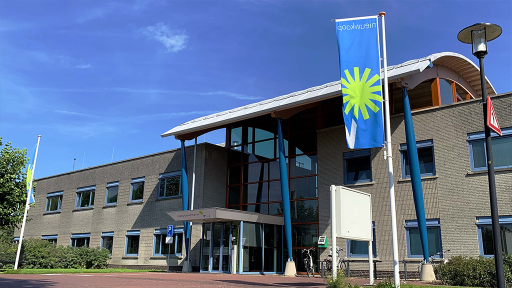 Gemeentehuis Nieuwkoop beklad wegens mogelijke komst azc tussen Kaag en Braassem en Nieuwkoop