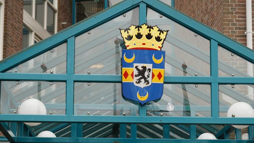 Gemeentewapen geplaatst bij entree gemeentehuis