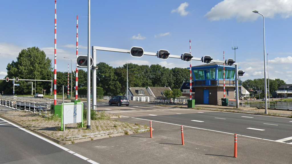 Storing bij Leimuiderbrug, lange wachtrij bij pontje in Oude Wetering