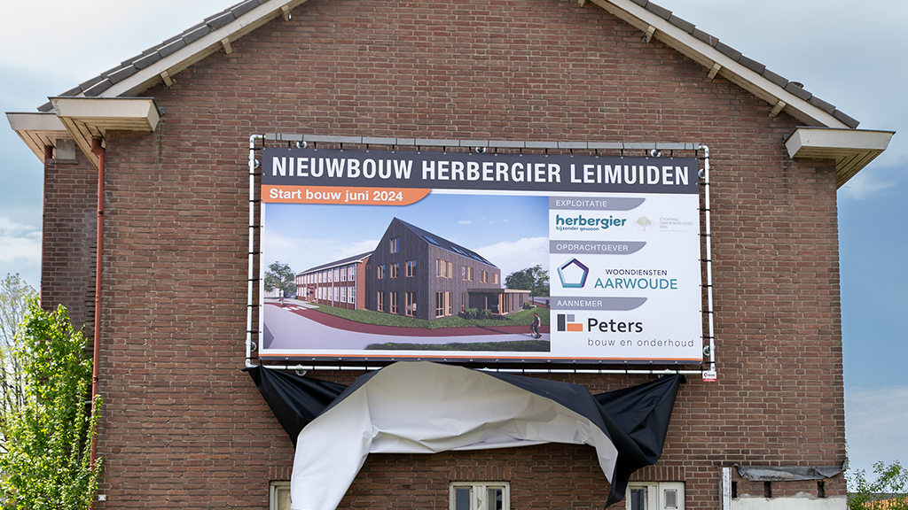 Start bouw wooncomplex met zorgwoningen in voormalig school- en kerkgebouw in Leimuiden