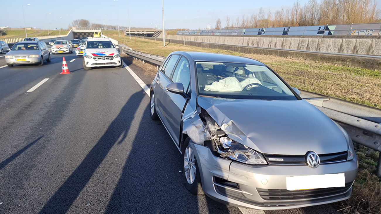 Chaos op A4: Twee ongelukken achter elkaar op dezelfde plek en twee busjes vast in de berm