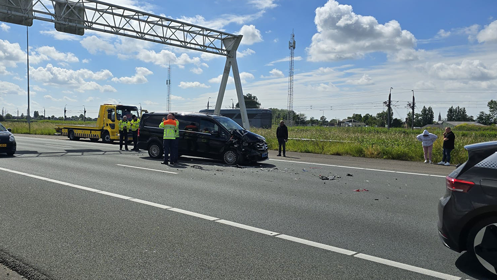 Ongeval met drie voertuigen op A4 bij Roelofarendsveen