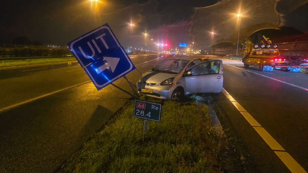 Auto achtergelaten na botsing tegen verkeersbord
