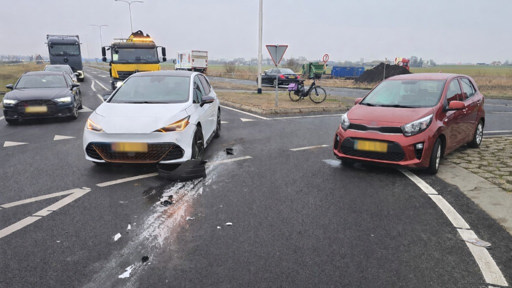 Twee auto’s botsen op rotonde