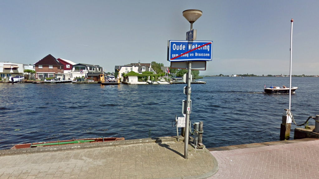 Auto te water bij pontje tussen Leimuiden en Oude Wetering