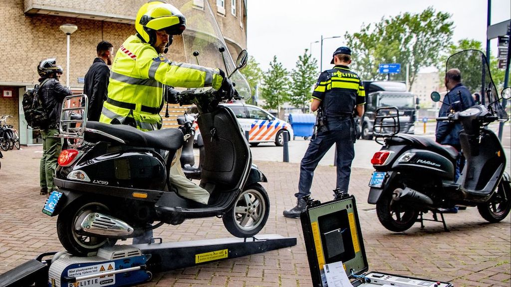 Roelofarendsveen op stelten gezet: ‘Alle verkeersregels aan laars gelapt’