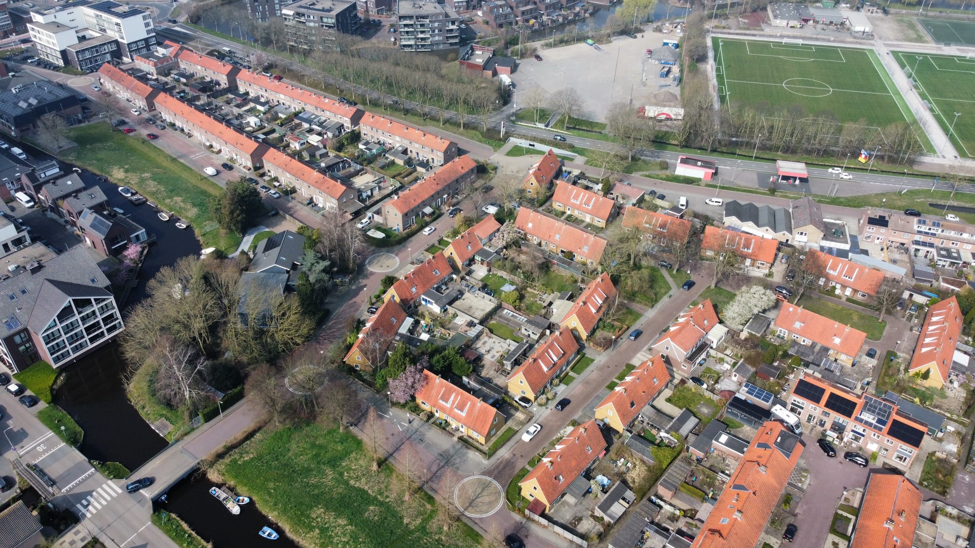 Tien huizen in Roelofarendsveen worden gebruikt voor huisvesting statushouders