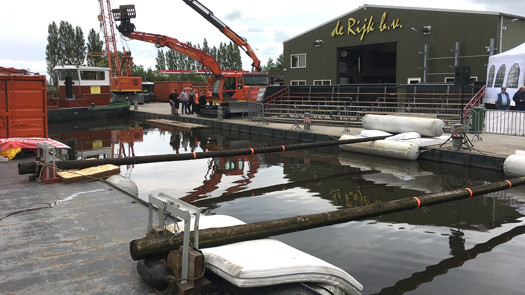 Achttiende editie Sprietlopen: Verkleed over spriet van ponton naar ponton - Studio Kaag en Braassem