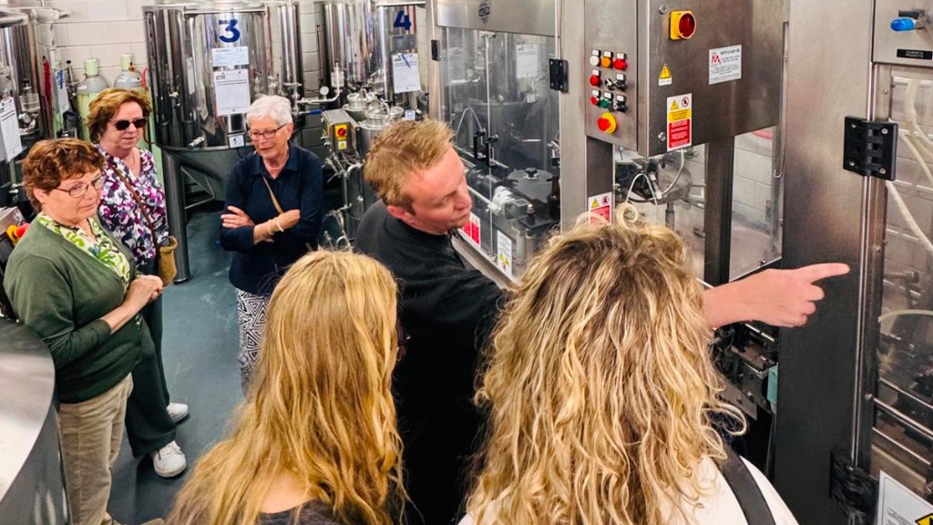 Dorpsbrouwerij uit Roelofarendsveen opent eigen brouwerij voor het publiek: ‘Een droom die uitkomt’