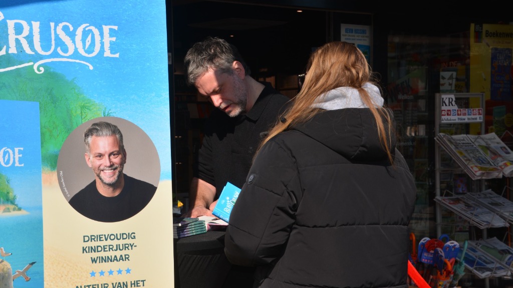 Signeersessie Kevin Hassing trekt veel mensen