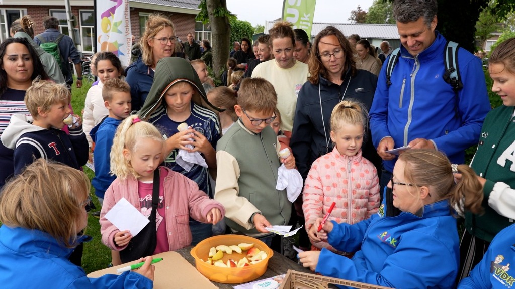 Wandelaars trotseren de regen tijdens Wandel4Daagse in Roelofarendsveen