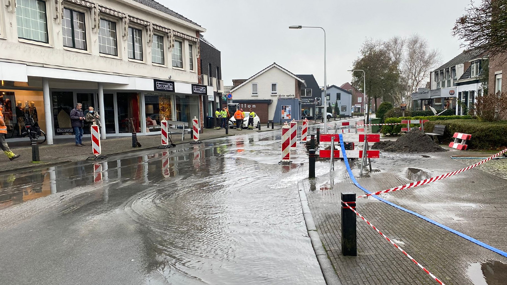 Drinkwaterleiding geraakt in Roelofarendsveen: 200 aansluitingen zonder water - Studio Kaag en Braas